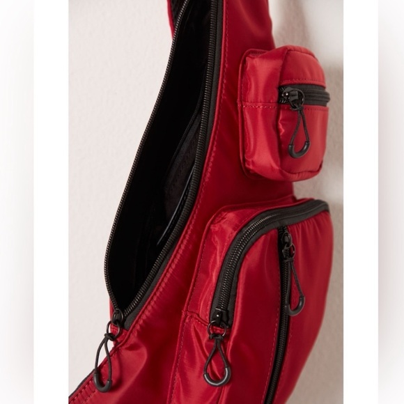 Free people FP MOVEMENT sprinter sling bag NWT - Picture 3 of 6